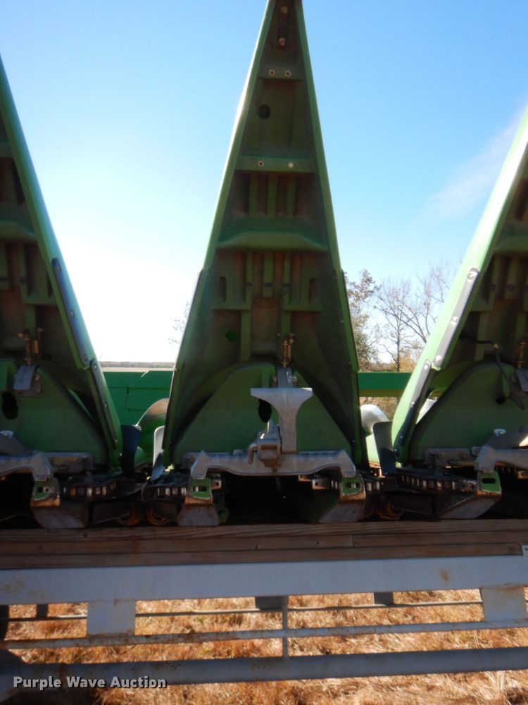 image for item HW9120 2009 John Deere 608C corn head