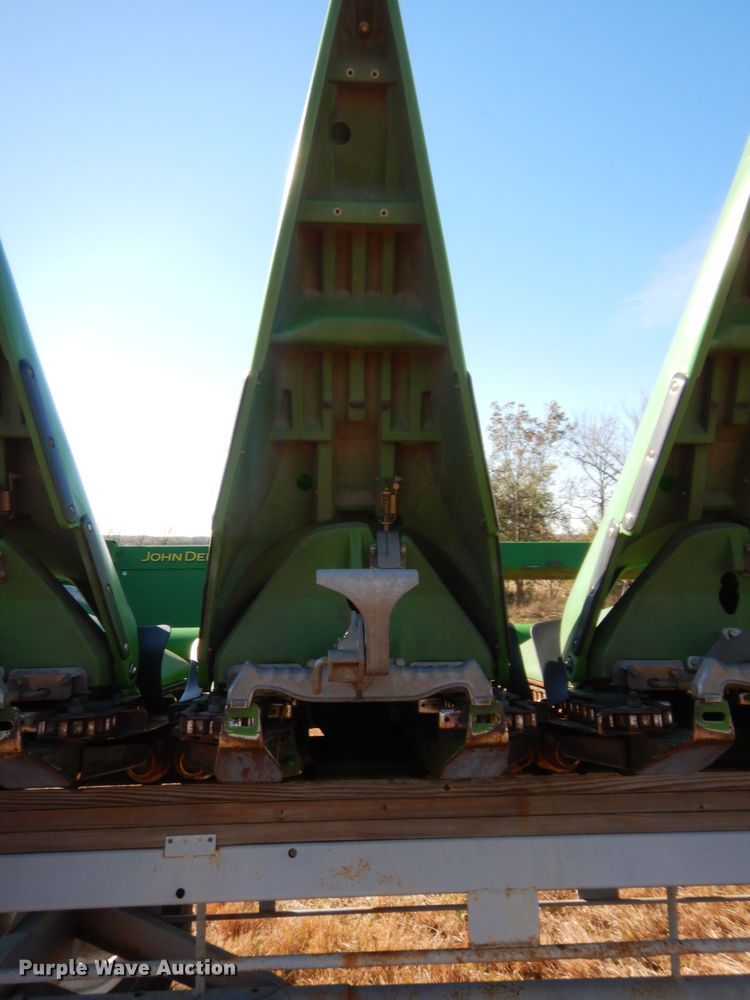 image for item HW9120 2009 John Deere 608C corn head