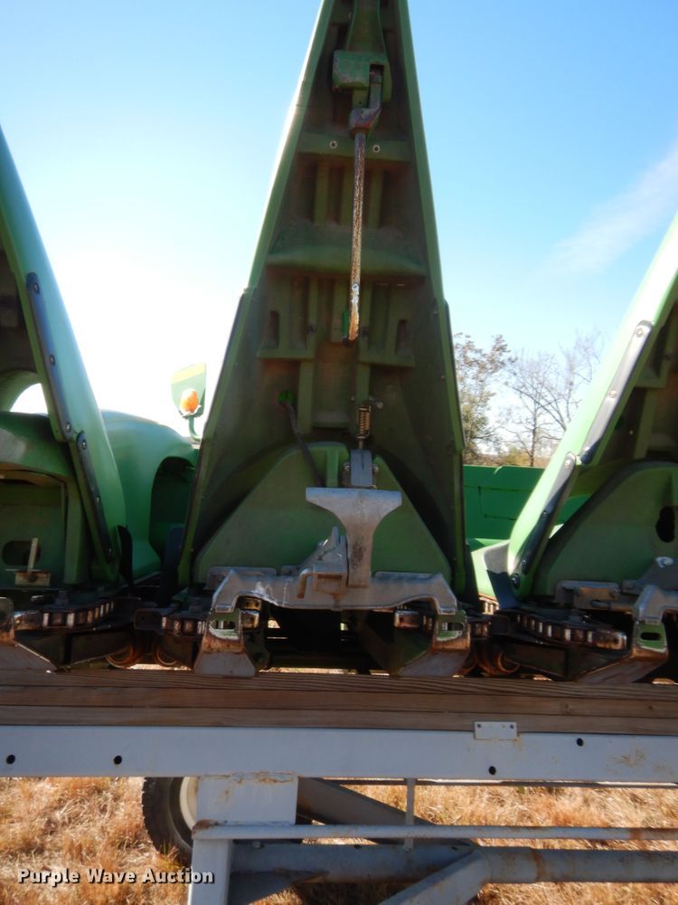 image for item HW9120 2009 John Deere 608C corn head