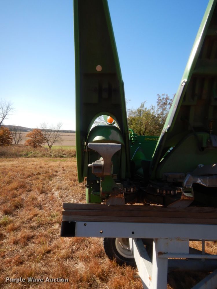 image for item HW9120 2009 John Deere 608C corn head