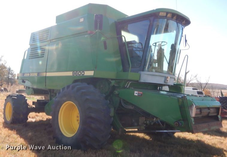 image for item HW9124 1990 John Deere 9600  combine