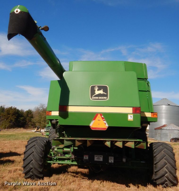 image for item HW9124 1990 John Deere 9600  combine