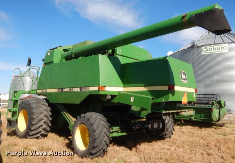 image for item HW9124 1990 John Deere 9600  combine