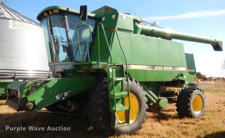 image for item HW9124 1990 John Deere 9600  combine