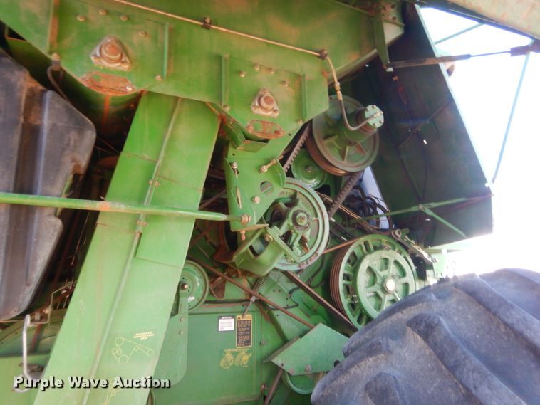 image for item HW9124 1990 John Deere 9600  combine