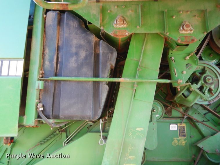 image for item HW9124 1990 John Deere 9600  combine