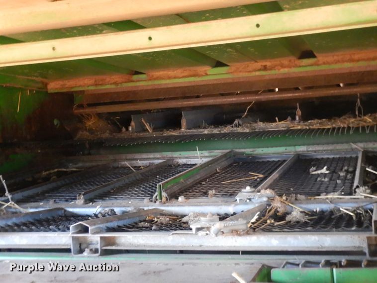 image for item HW9124 1990 John Deere 9600  combine