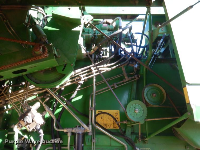 image for item HW9124 1990 John Deere 9600  combine