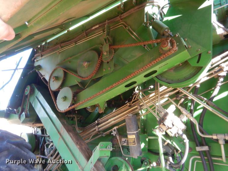 image for item HW9124 1990 John Deere 9600  combine