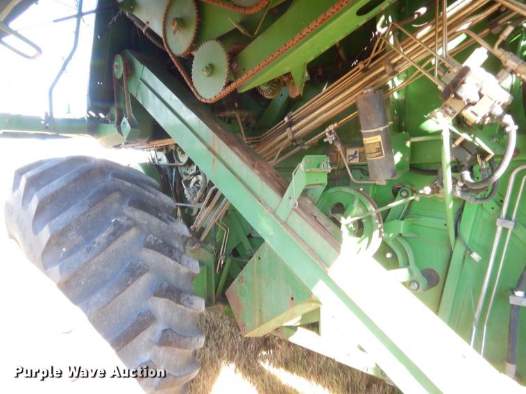 image for item HW9124 1990 John Deere 9600  combine