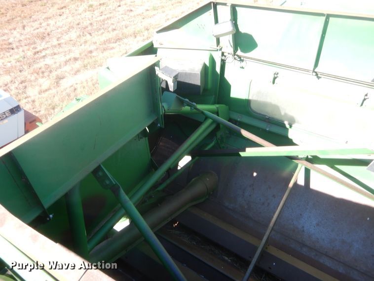 image for item HW9124 1990 John Deere 9600  combine
