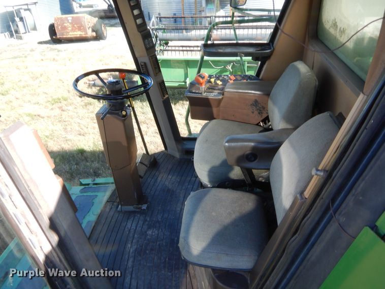 image for item HW9124 1990 John Deere 9600  combine