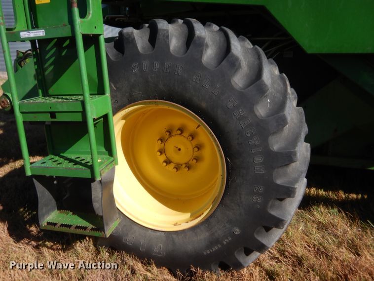 image for item HW9124 1990 John Deere 9600  combine