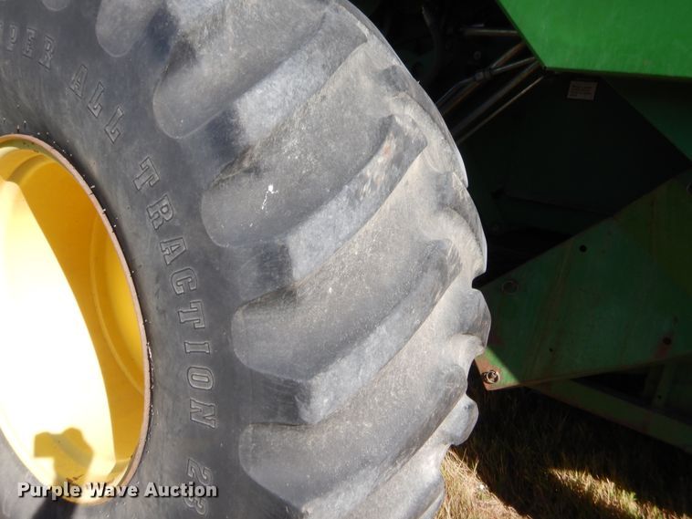 image for item HW9124 1990 John Deere 9600  combine