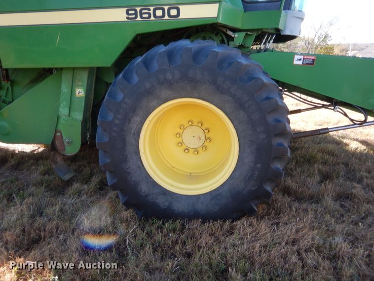 image for item HW9124 1990 John Deere 9600  combine