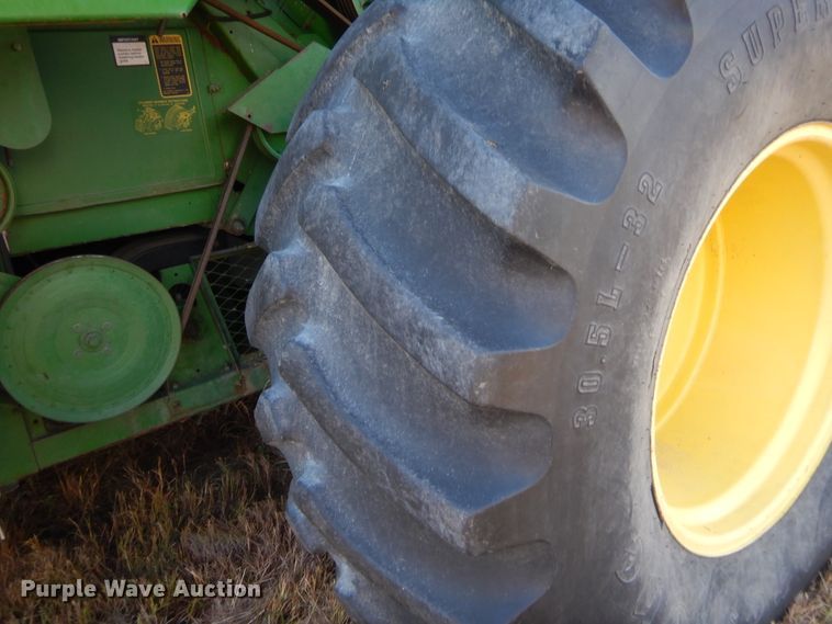 image for item HW9124 1990 John Deere 9600  combine