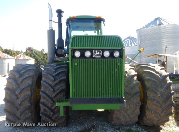 image for item HW9126 1996 John Deere 8870  4WD tractor