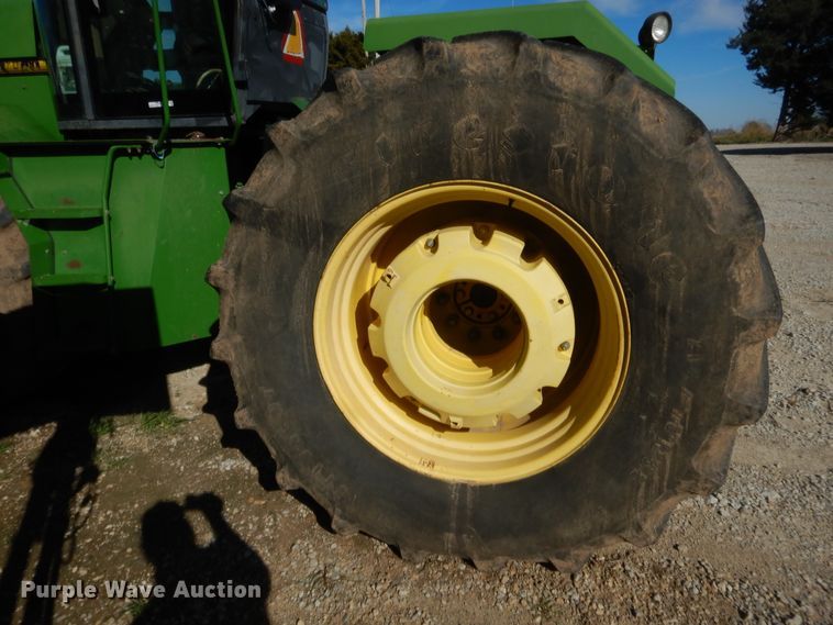 image for item HW9126 1996 John Deere 8870  4WD tractor