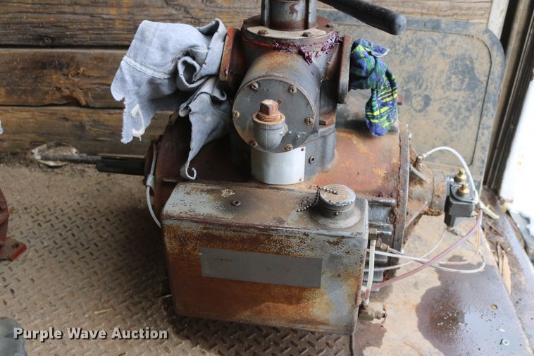 image for item DD6155 1984 Kenworth W900  vacuum truck