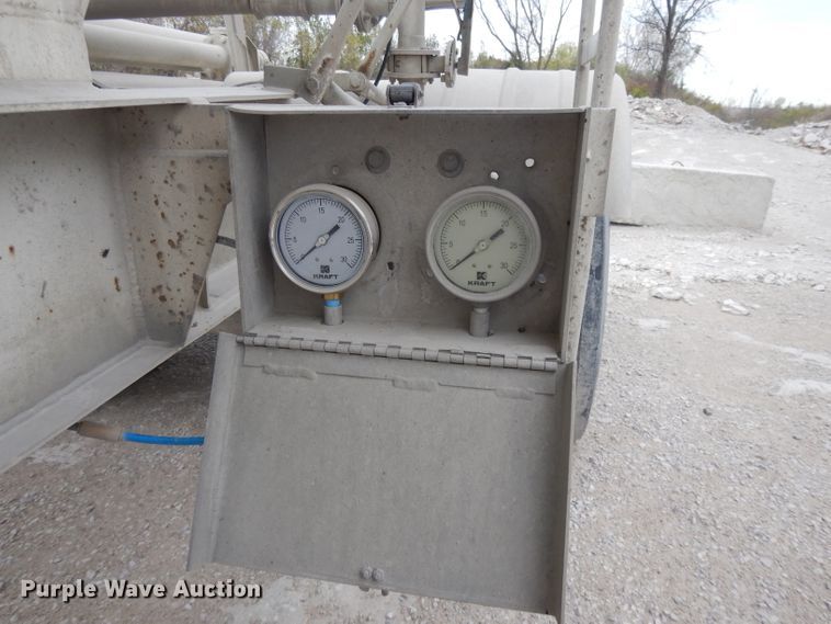 image for item DH3265 1985 Fruehauf HEB-F2-J1200 pneumatic dry bulk trailer