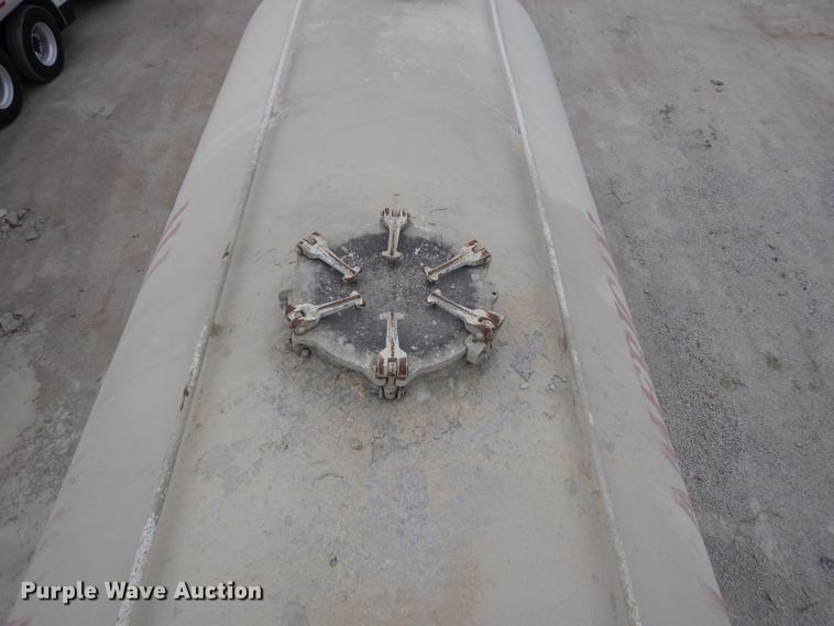 image for item DH3265 1985 Fruehauf HEB-F2-J1200 pneumatic dry bulk trailer