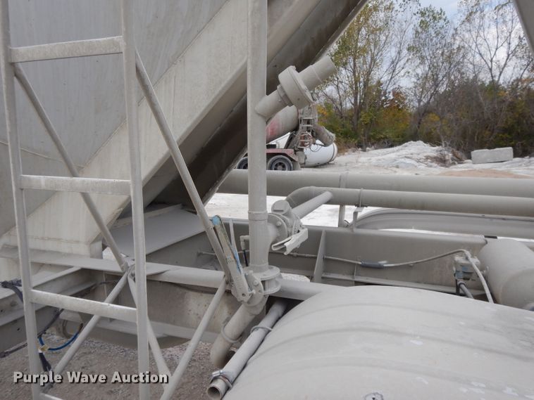 image for item DH3265 1985 Fruehauf HEB-F2-J1200 pneumatic dry bulk trailer