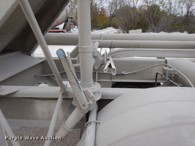 image for item DH3265 1985 Fruehauf HEB-F2-J1200 pneumatic dry bulk trailer