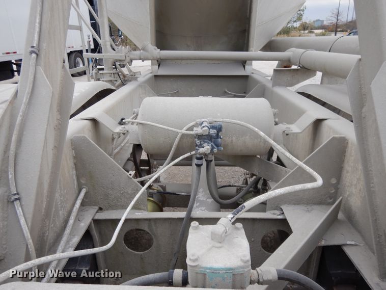 image for item DH3265 1985 Fruehauf HEB-F2-J1200 pneumatic dry bulk trailer