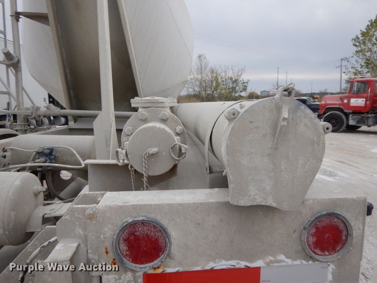 image for item DH3265 1985 Fruehauf HEB-F2-J1200 pneumatic dry bulk trailer