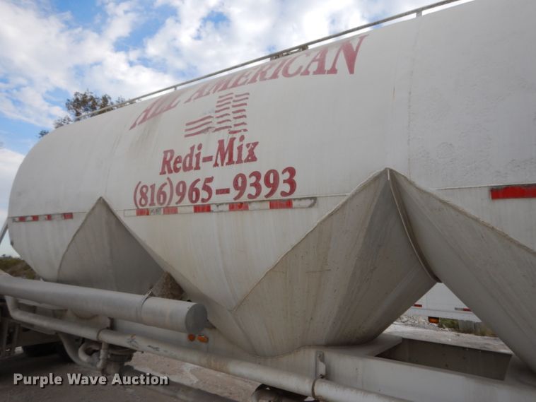 image for item DH3265 1985 Fruehauf HEB-F2-J1200 pneumatic dry bulk trailer