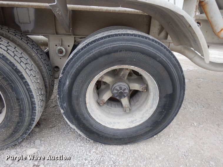 image for item DH3265 1985 Fruehauf HEB-F2-J1200 pneumatic dry bulk trailer