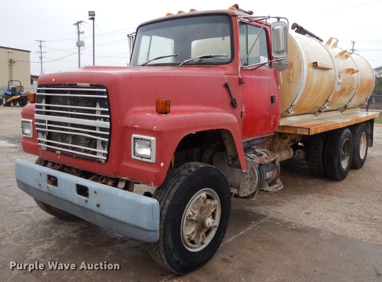 image for item DH3317 1989 Ford L8000  water truck