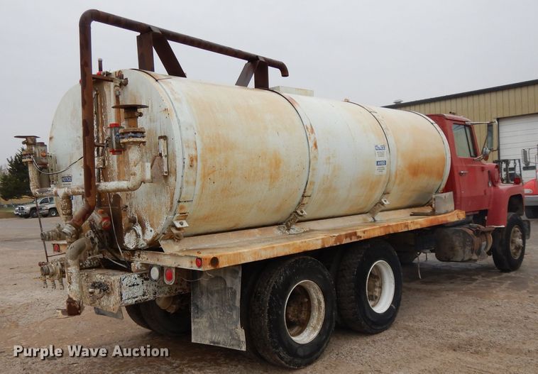 image for item DH3317 1989 Ford L8000  water truck