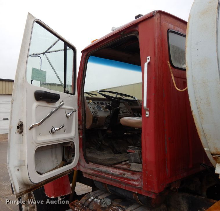 image for item DH3317 1989 Ford L8000  water truck