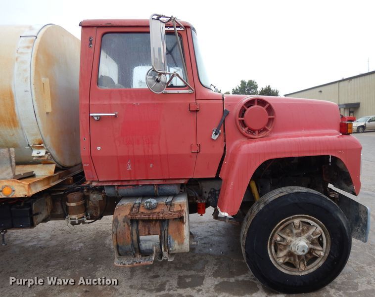 image for item DH3317 1989 Ford L8000  water truck