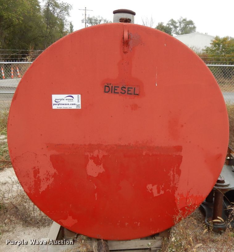 image for item DH3320 2,000 gallon fuel tank