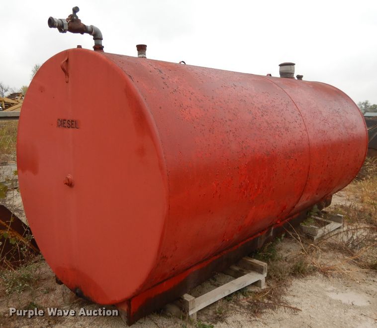 image for item DH3320 2,000 gallon fuel tank