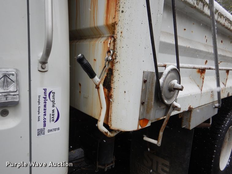 image for item DH7016 1997 International 4700  dump truck