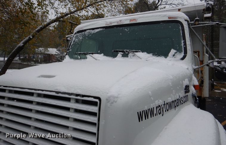 image for item DH7016 1997 International 4700  dump truck