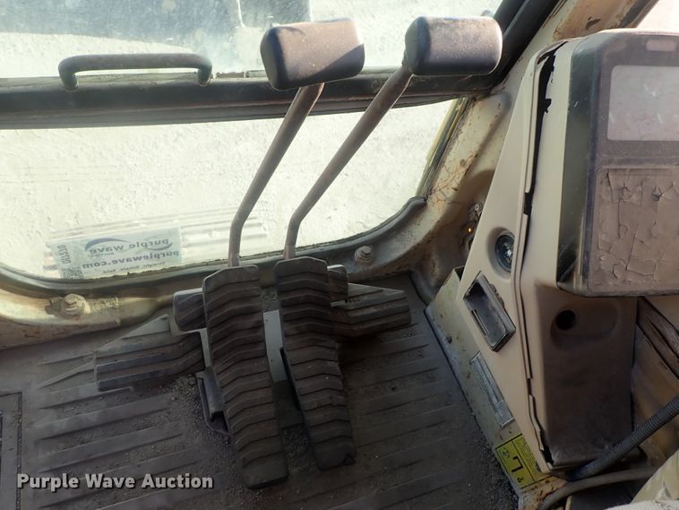 image for item DI7270 1990 Caterpillar 325C L  excavator with material placer