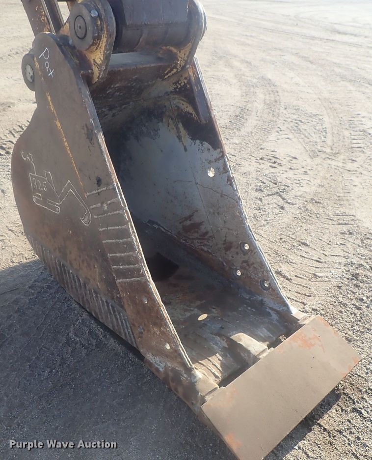 image for item DI7270 1990 Caterpillar 325C L  excavator with material placer