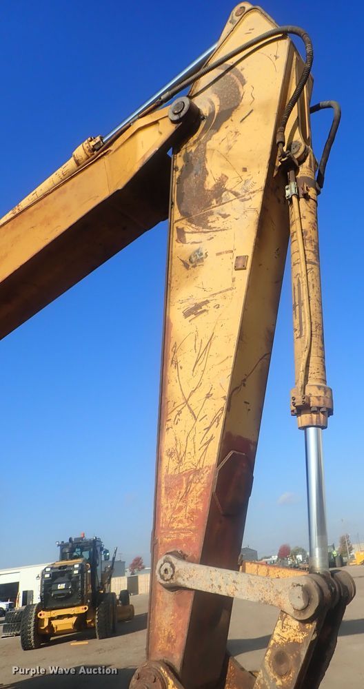 image for item DI7270 1990 Caterpillar 325C L  excavator with material placer