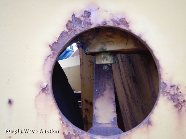 image for item DJ6628 Caterpillar 90  scraper