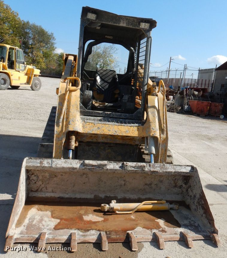 image for item DJ6914 2004 Gehl CTL70  tracked skid steer loader