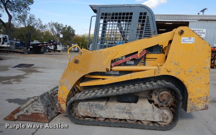 image for item DJ6914 2004 Gehl CTL70  tracked skid steer loader