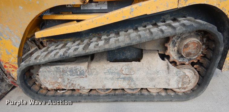 image for item DJ6914 2004 Gehl CTL70  tracked skid steer loader