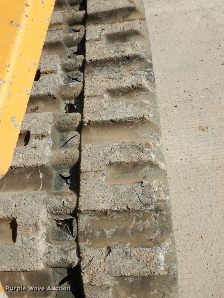 image for item DJ6914 2004 Gehl CTL70  tracked skid steer loader