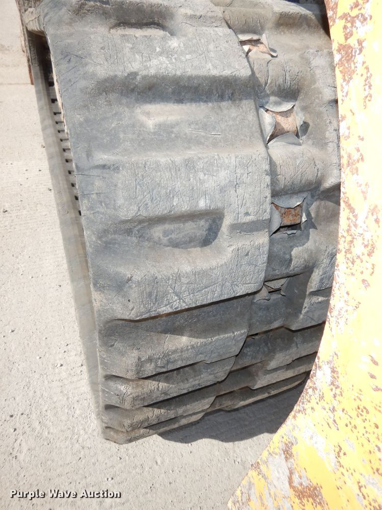 image for item DJ6914 2004 Gehl CTL70  tracked skid steer loader