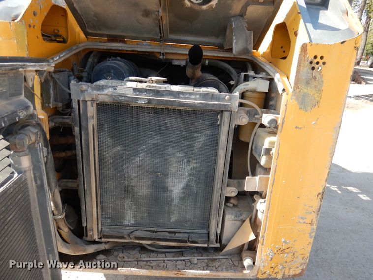 image for item DJ6914 2004 Gehl CTL70  tracked skid steer loader
