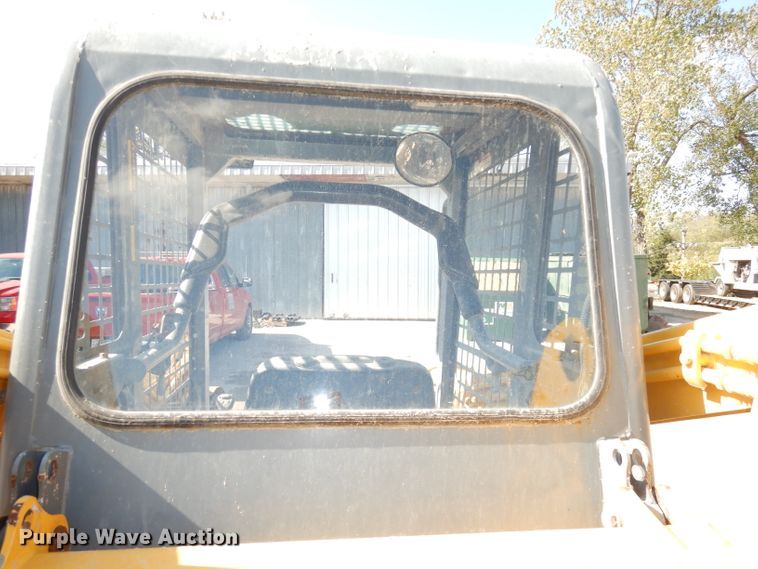 image for item DJ6914 2004 Gehl CTL70  tracked skid steer loader